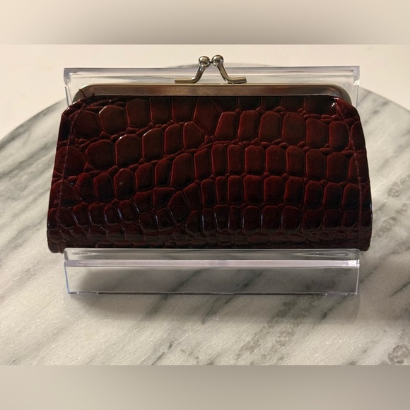 Elegant Burgundy Crocodile-Embossed Clutch Kiss Lock Closure. Faux Leather - Picture 11 of 11